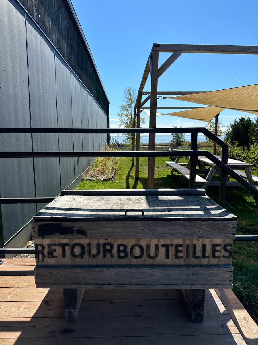 Distillerie des marigots boite retour de bouteilles dehors