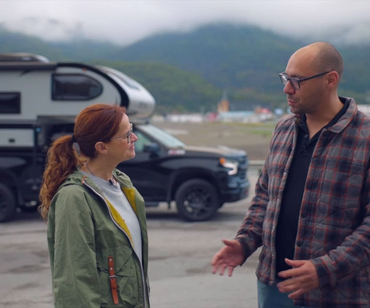Guillaume thibault de chez Atkins & frères en entrevue avec Manon lapierre devant le village de Mont-Louis