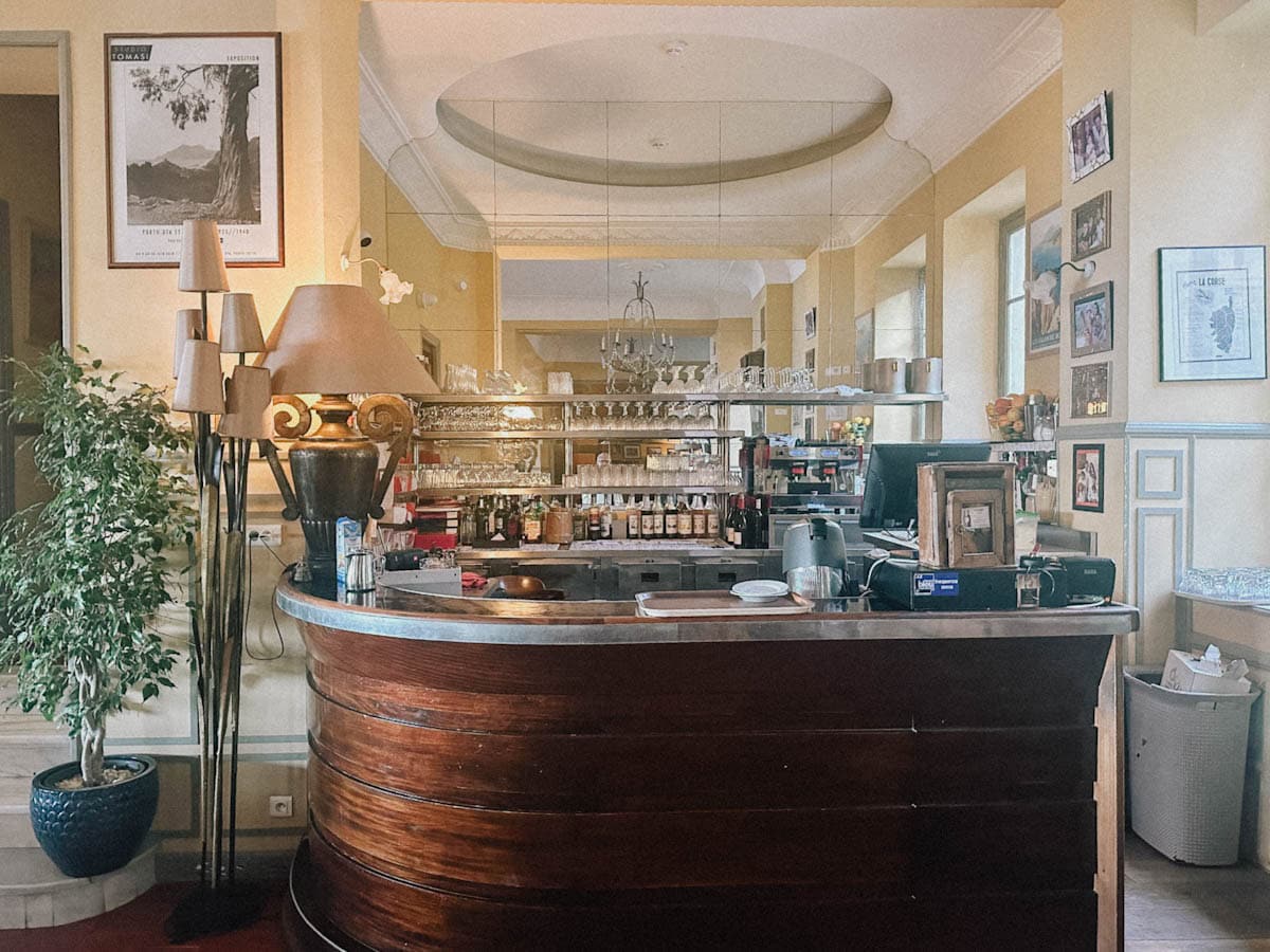 Bar style art deco, hotel roches rouges