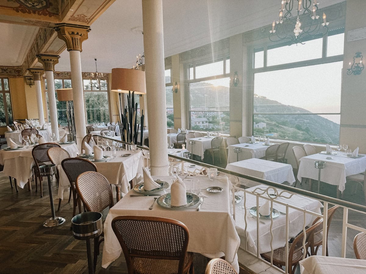 SALLE A MANGER hotel roches rouges