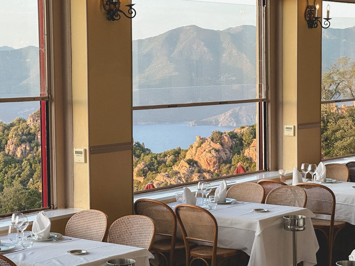 SALLE A MANGER hotel roches rouges plana corse