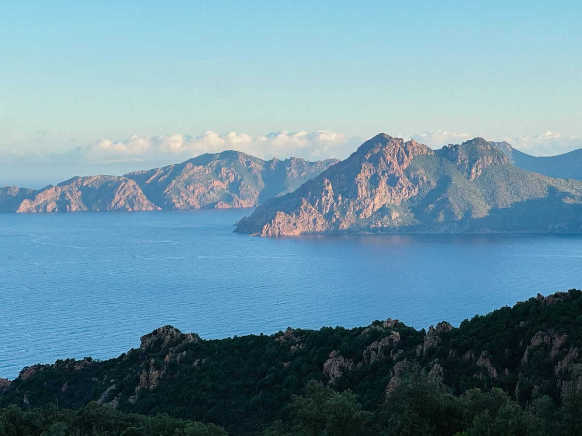 vue de la terrasse Hotel Roches rouges Corse
