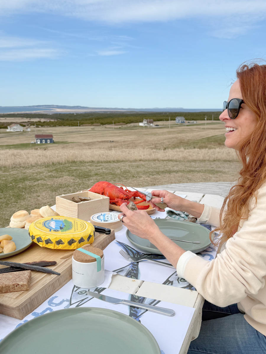 Manon Lapierre devant pique-nique extérieur aux Îles de la Madeleine