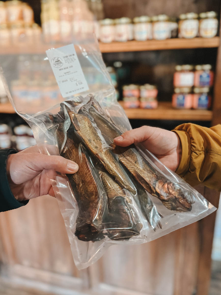 deux mains qui se passent un sac de harengs fumés