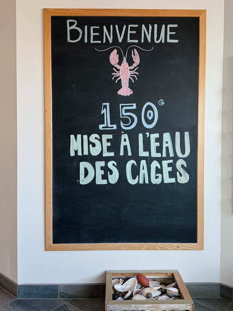 tableau noir avec dessin à la craie de la 150ieme mise à l'eau Iles de la Madeleine