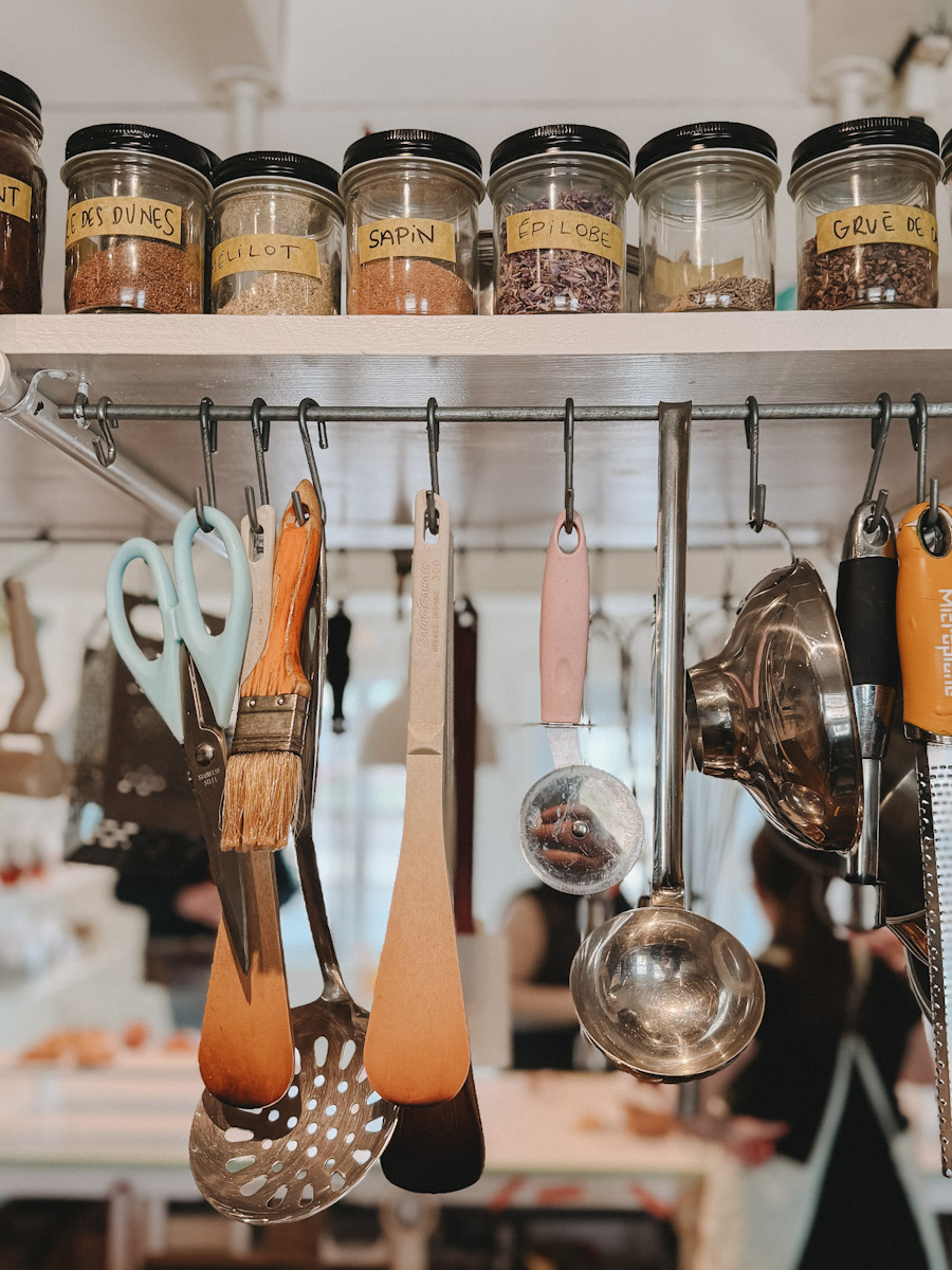 Pâtisserie Rabiole vue sur ustensiles de pâtisserie et épices locales