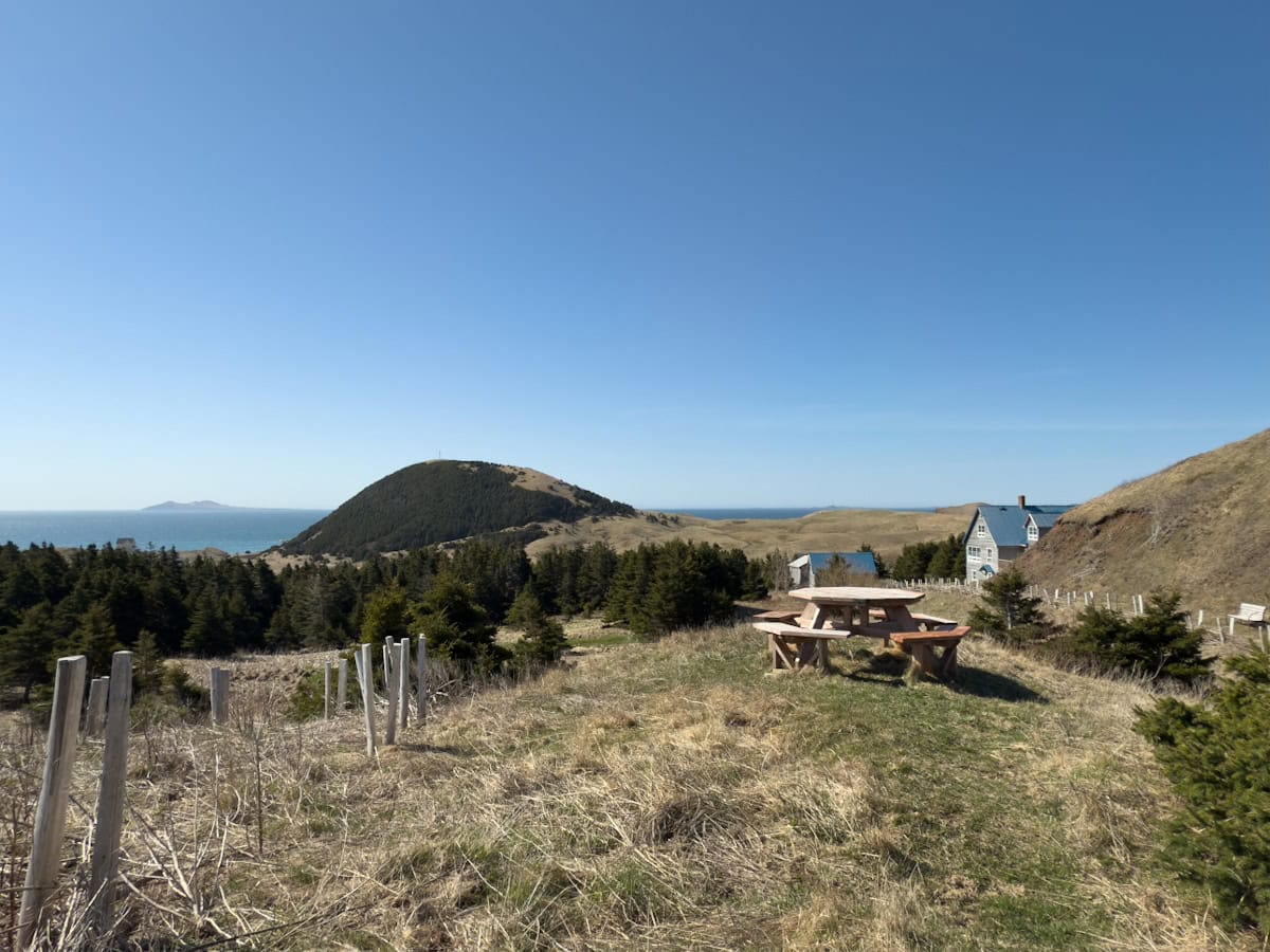 vue des terres derrière Miel en mer îles de la madeleine