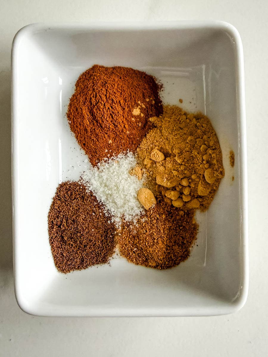 mélange à pain d'épices gingerbread 4 épices + sel dans un petit bol