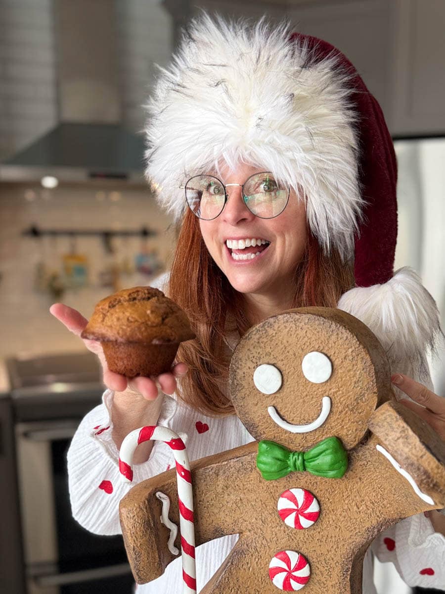 Manon Lapierre qui tient un muffin dans sa main