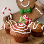 3 muffins aux pain d'épices sur présentoir devant bonhomme pain d'épice géant