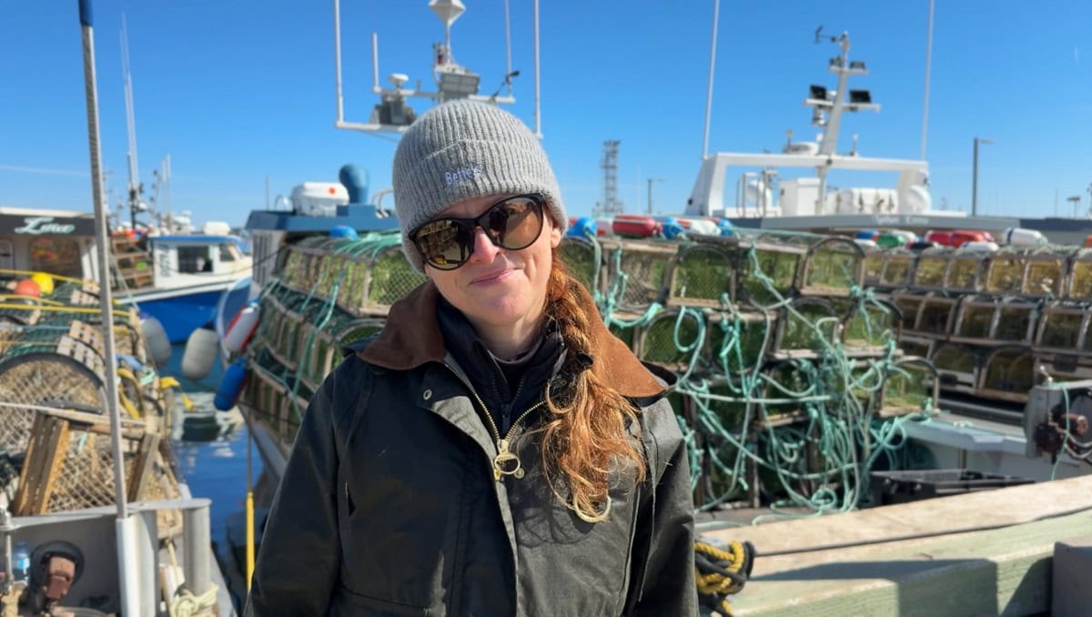 Manon Lapierre aux Îles de la Madeleine devant les bateaux au port de Grande-Entrée