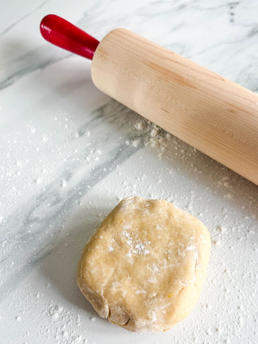 boule de pâte à biscuits avec rouleau à pâtisserie