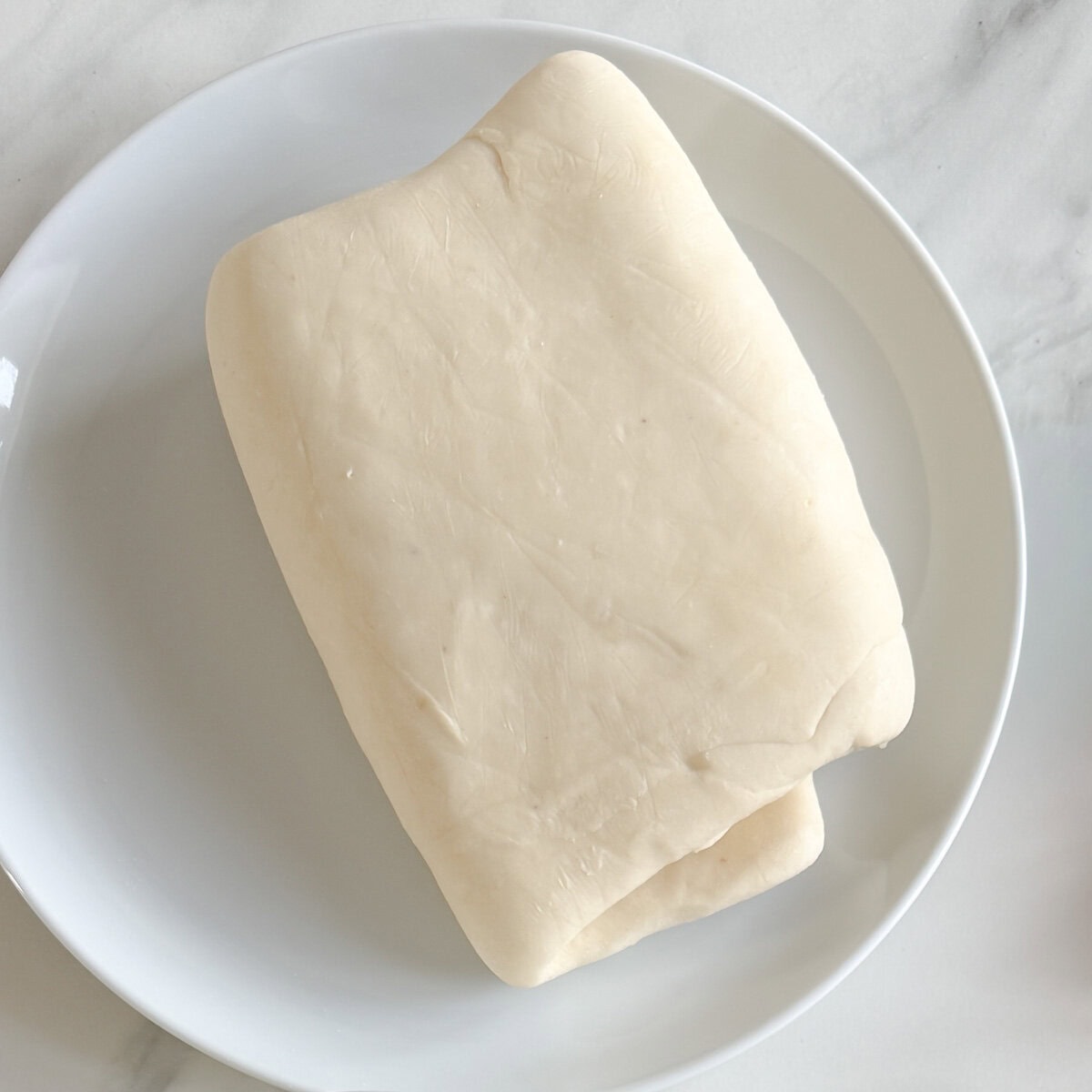 pâte feuilletée maison dans une assiette blanche