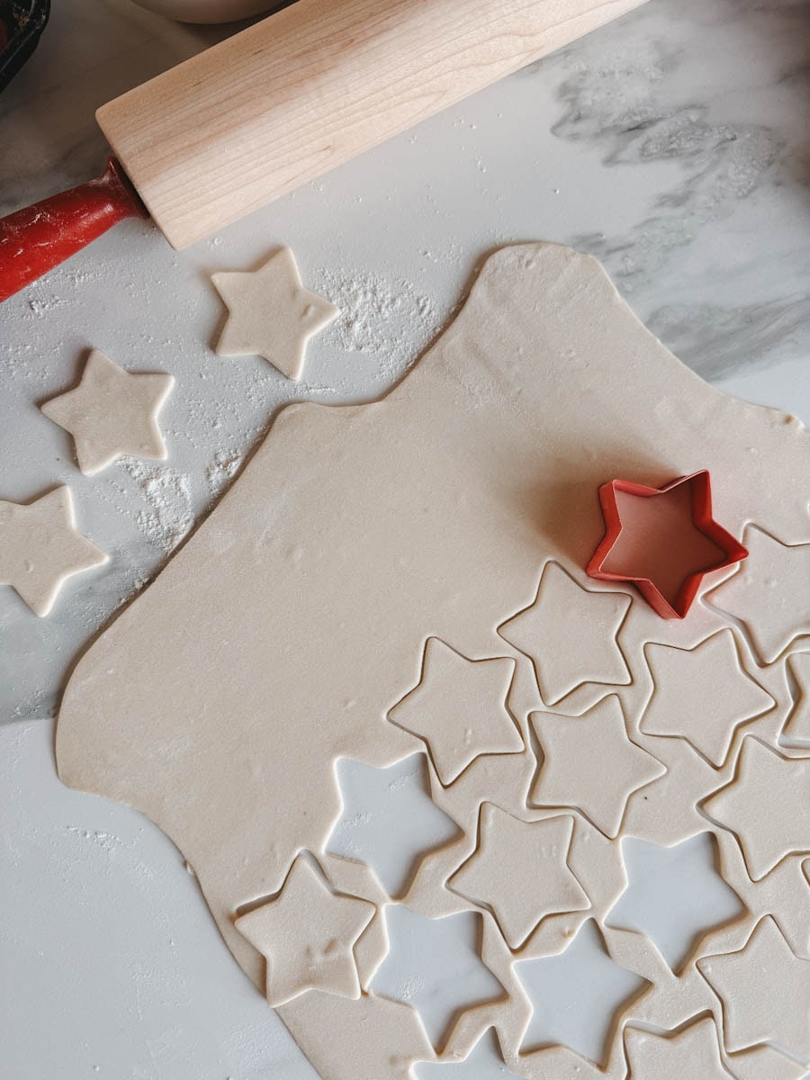 pâte feuilletée et emporte-pièce en forme d'étoile