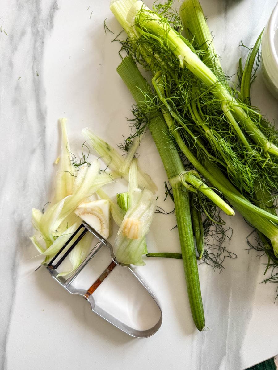 économe et tiges et barbe de fenouil sur comptoir