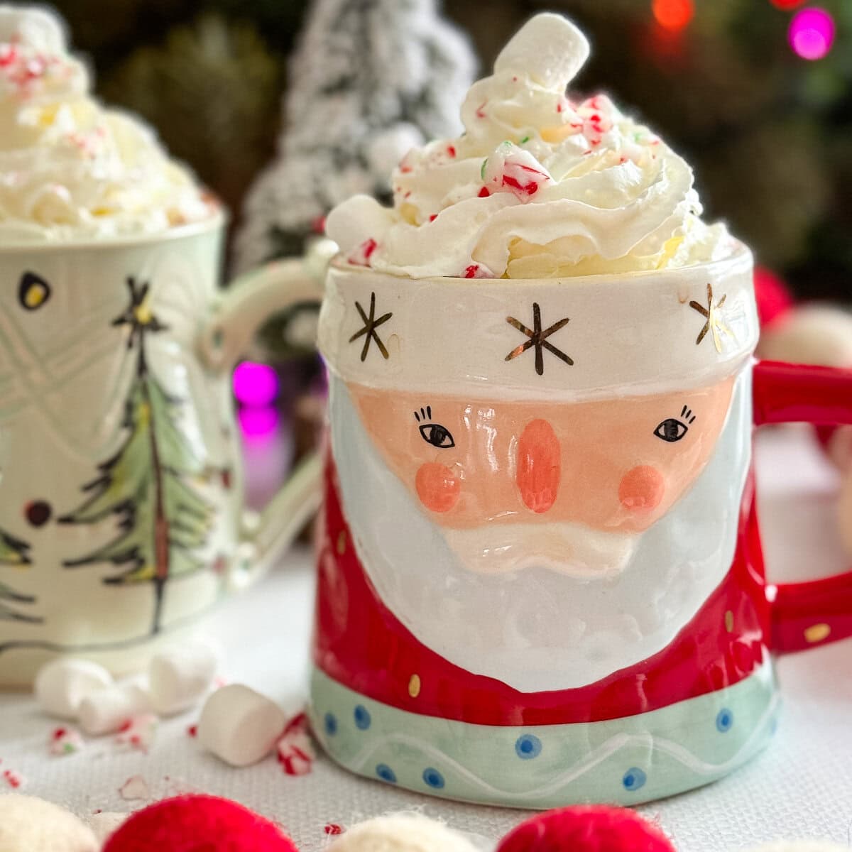 chocolat chaud gourmand maison dans tasse de Noël avec guimauve et crème fouettée