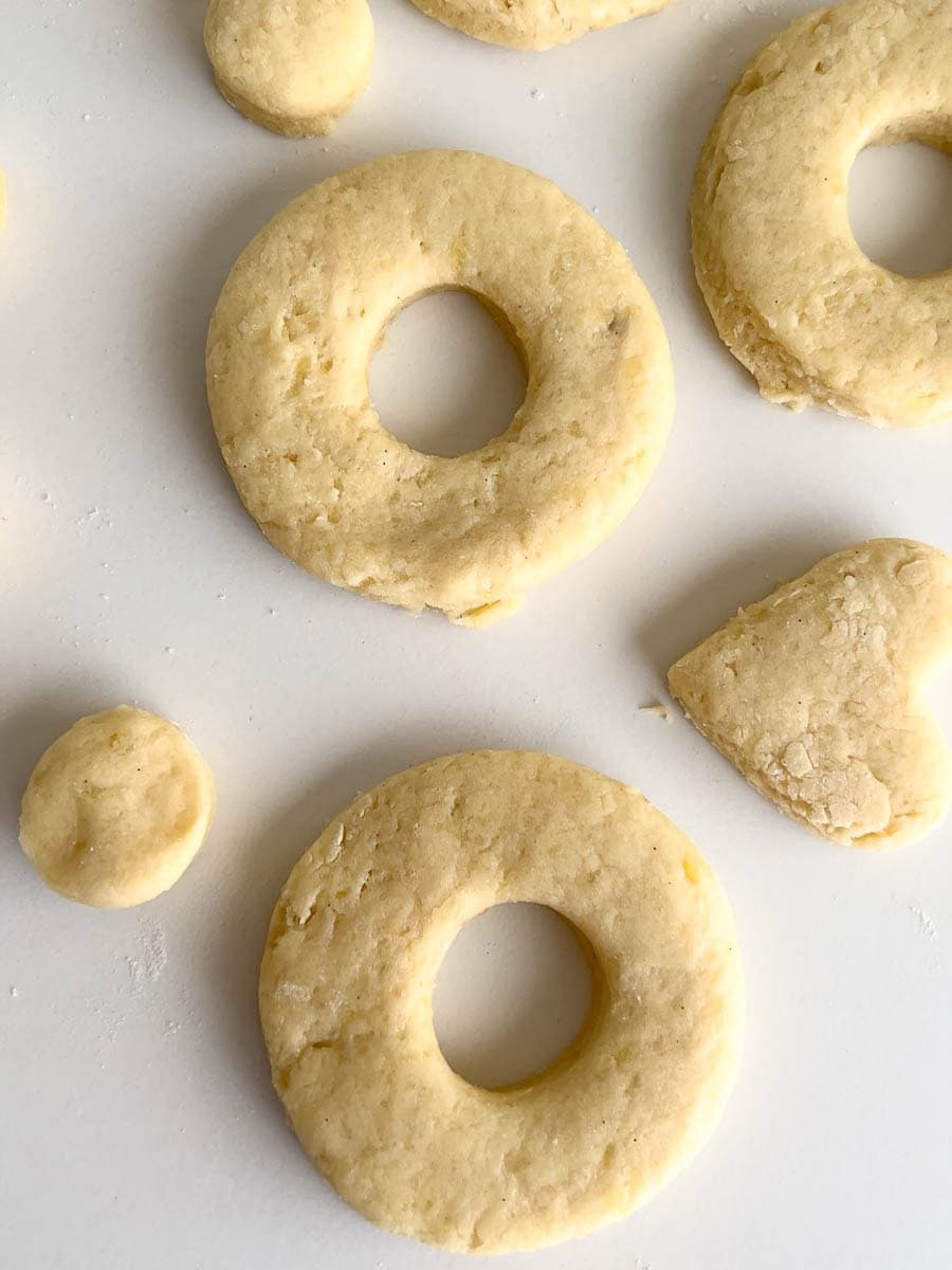 beignes aux patates non cuit mais façonnés sur comptoir marbré blanc