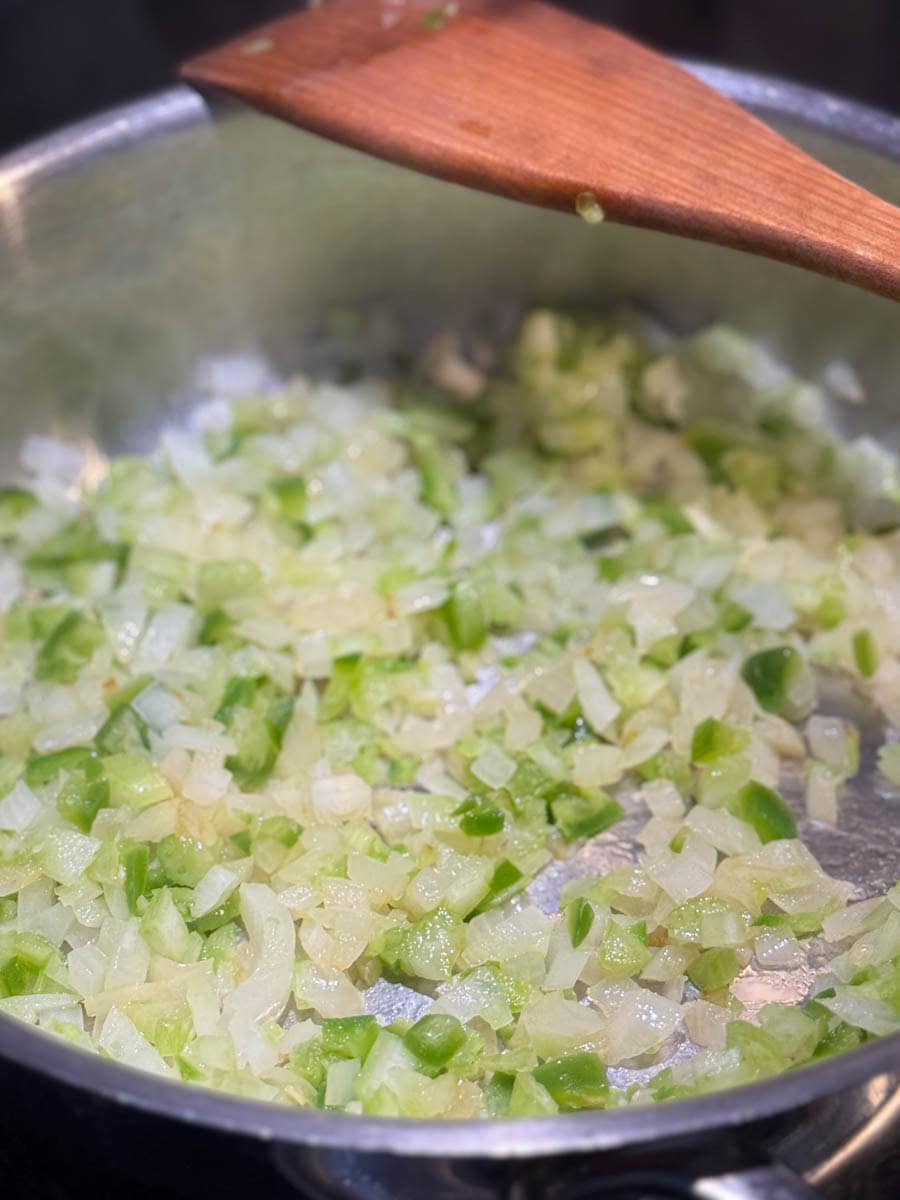 céleri, oignon jalapeno dans poêlon