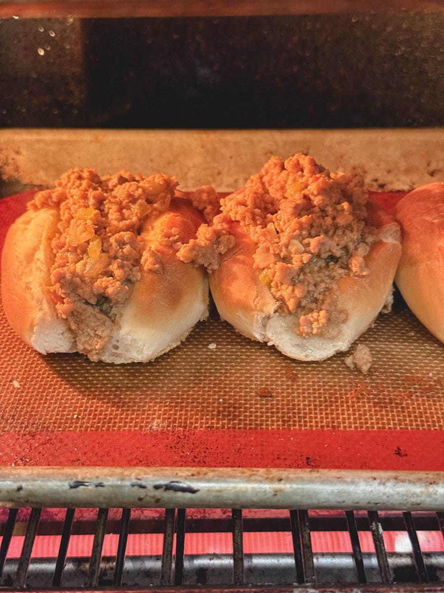 Petit pain fourré à la viande au four sur une plaque