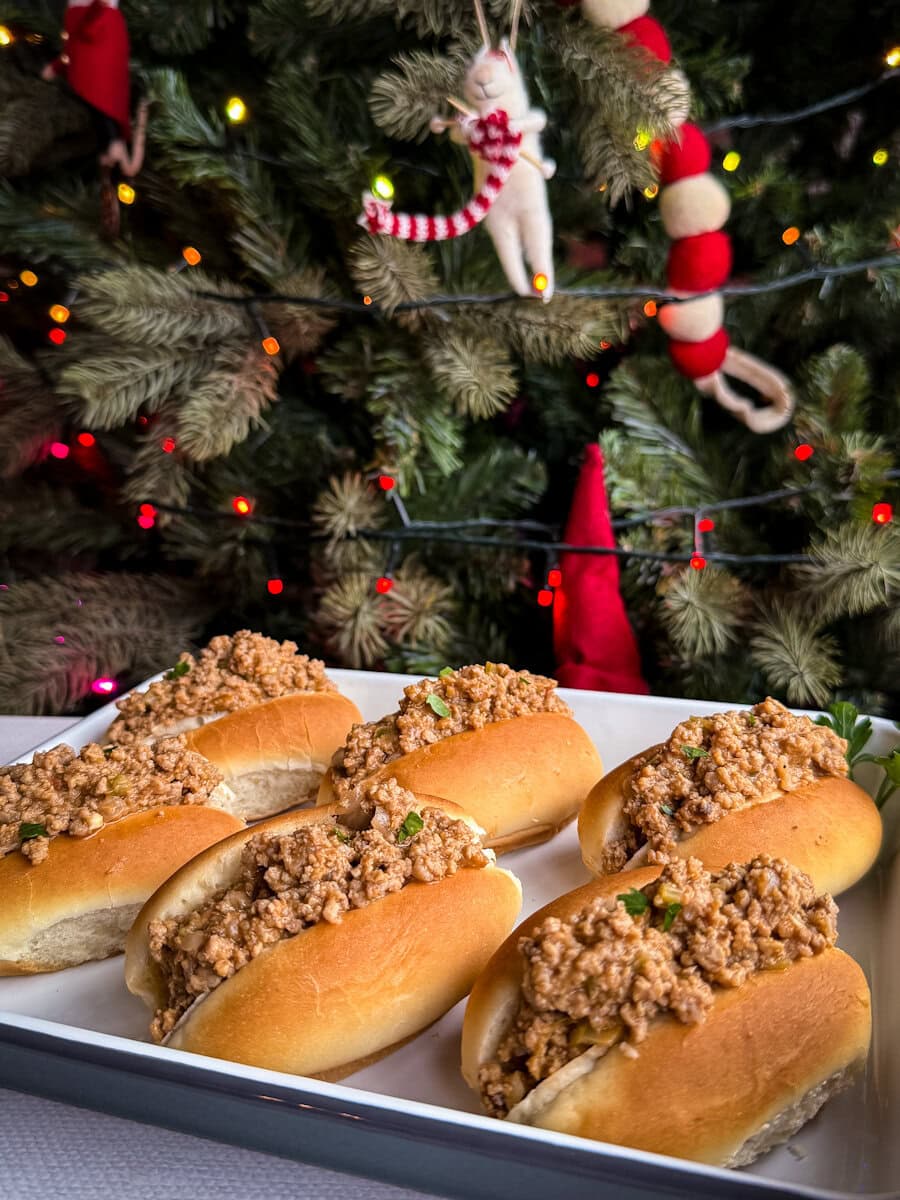 petits pains gumbo devant un sapin de Noël dans un plateau blanc et gris