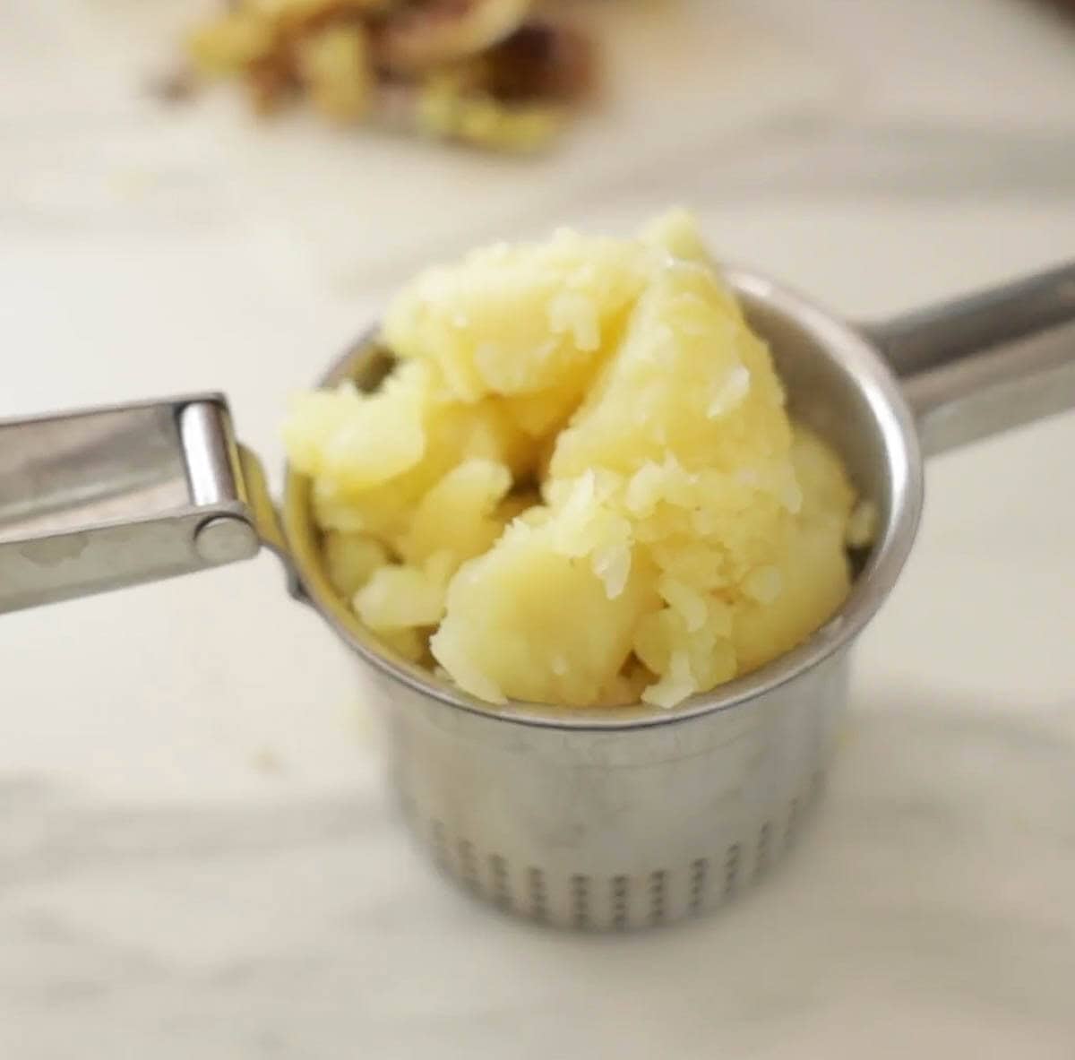 pomme de terre dans presse-purée