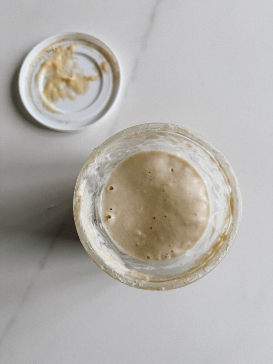 levain dans un pot sur le comptoir