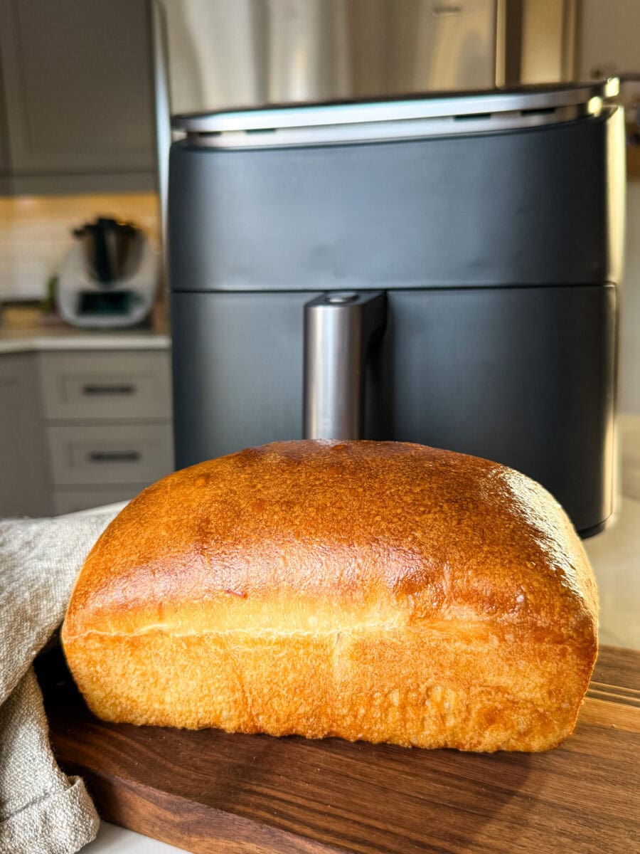 pain de mie au levain devant un air fryer sur planche de bois