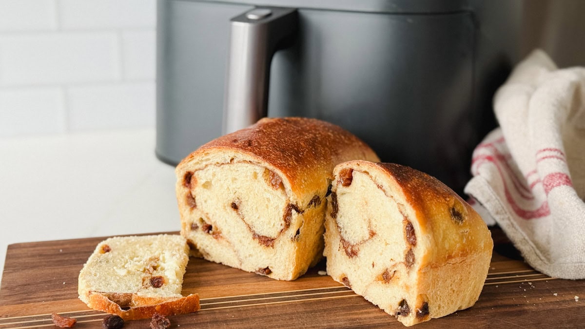 pain aux raisins coupé en deux, tourbillon de cannelle visible, devant un air fryer