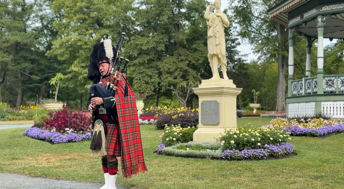 Joueur de cornemuse en uniforme écossais aux Public gardens Halifax