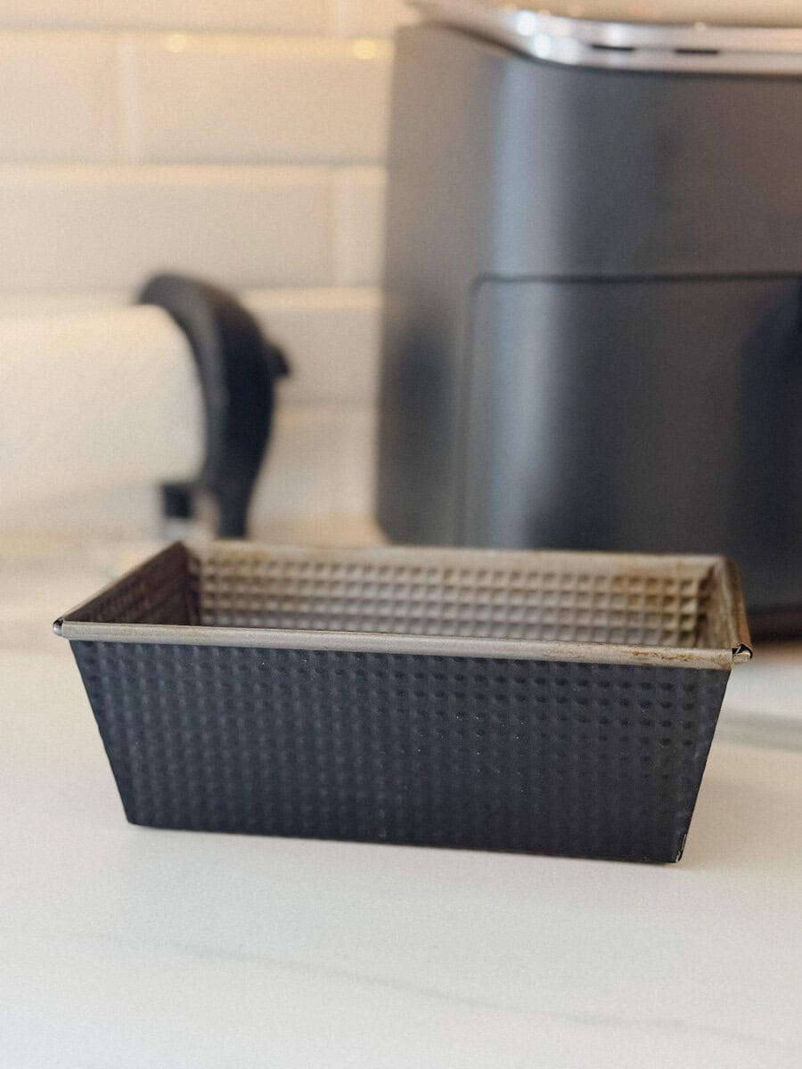 moule à pain pour air fryer devant un air fryer