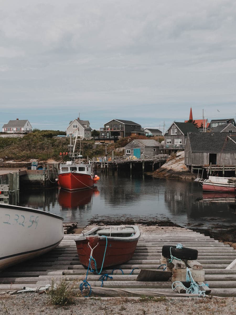 peggy's cove, vue sur bateaux et cabanes de pêcheurs