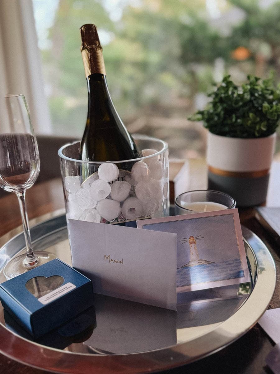 Accueil bouteille de vin mousseux carte et chocolat au Lightouse Motel and cottages NS