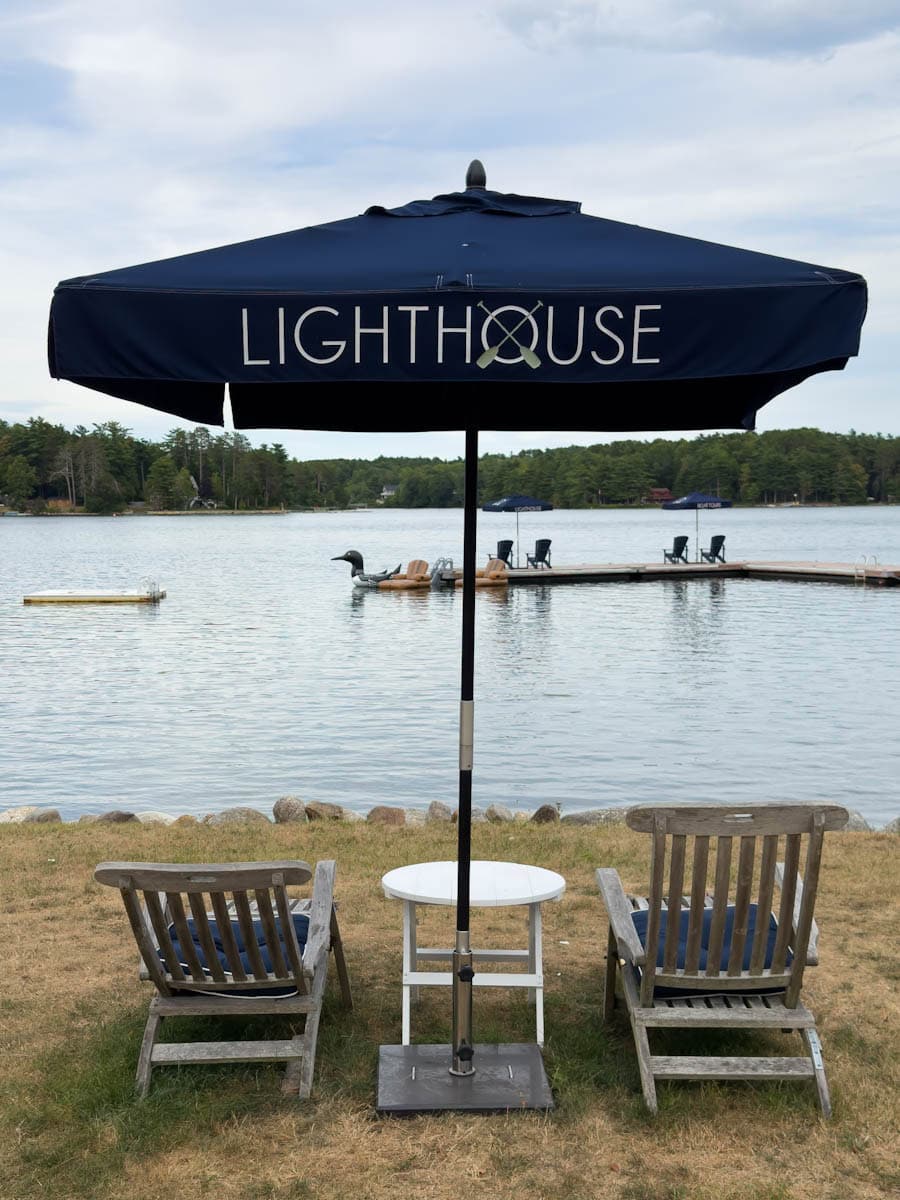 Plage sous parasol vue sur quai et gonflables Lightouse Motel and cottages NS