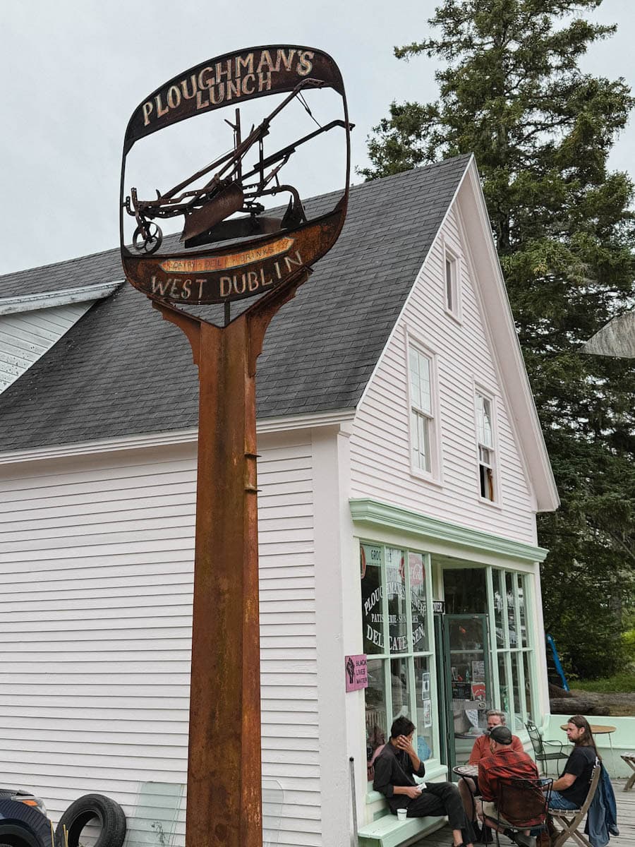 vue de l'extérieur du Ploughman's lunch Lahave, NS