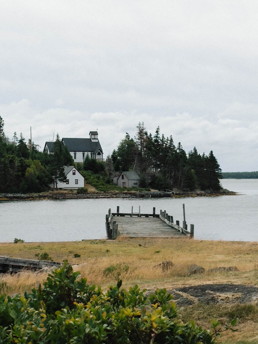 vue d'une maison ancestrale et d'une baie dans LaHave islands, Nouvelle-Écosse