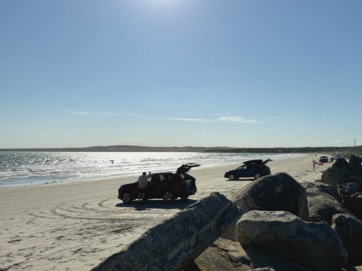 Voitures sur la plage à Crescent Beach, NS