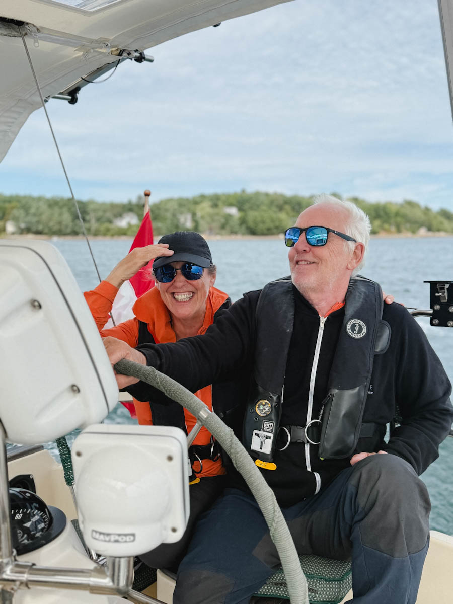 Robyn et Anton de Sail and See derrière la roue sur le voilier