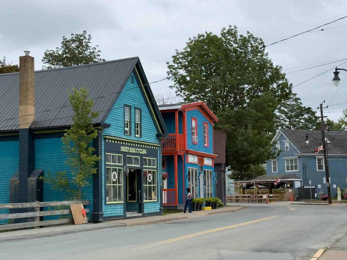 Mahone Bay rue principale colorée