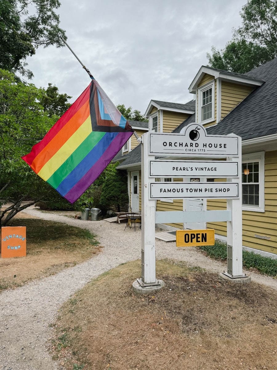 Drapeau arc en ciel devant la batisse du Orchard's house Mahone Bay