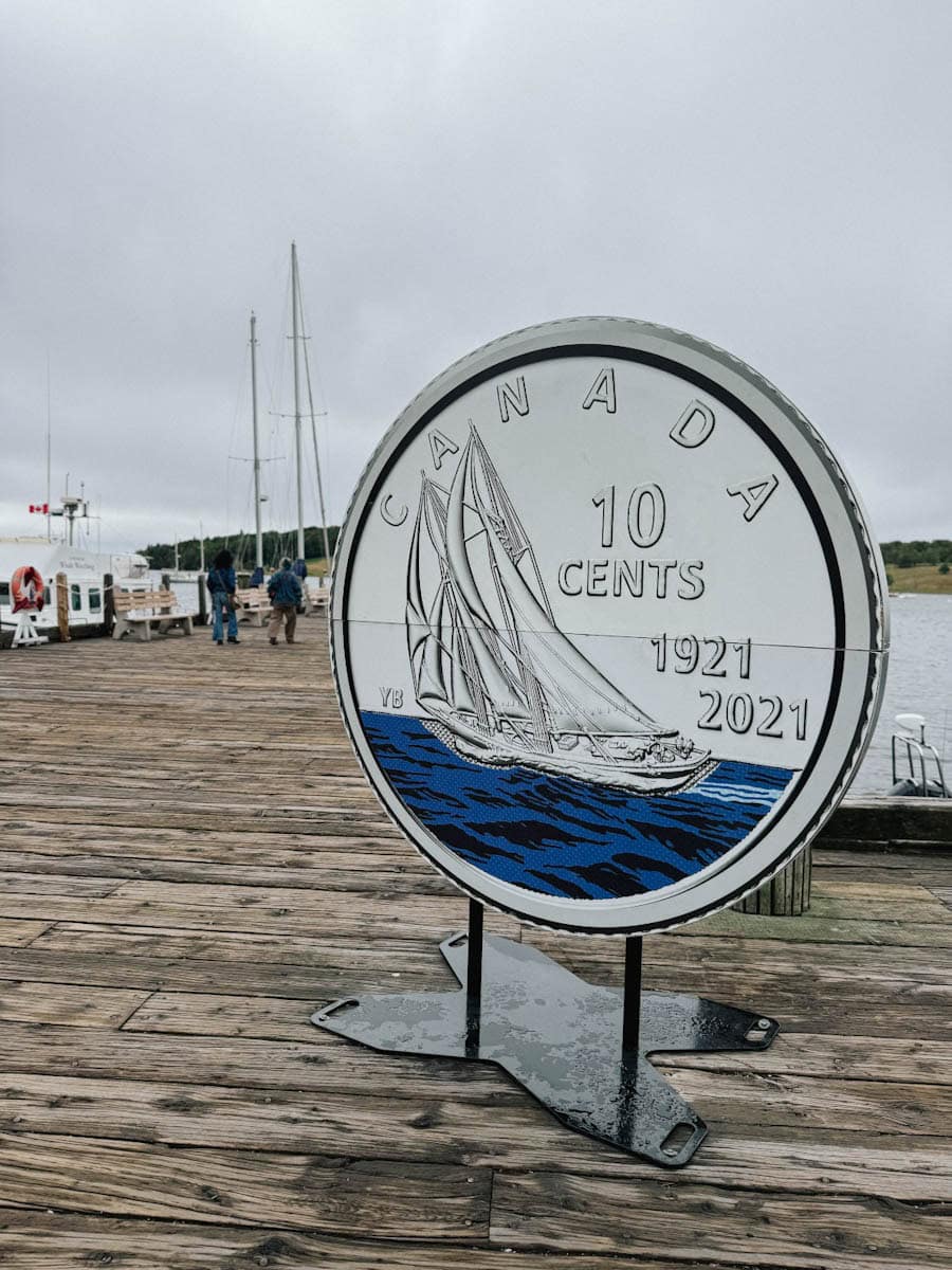 statut du 10 cent canadien devant le quai du Blue Nose à Lunenburg