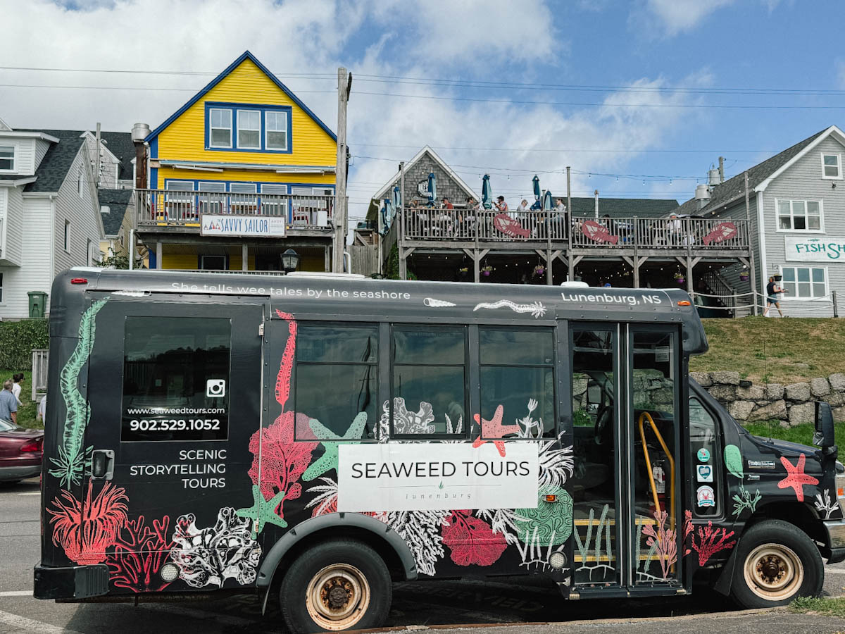 Bus de Seaweed tours Lunenburg devant les commerces de la vieille ville