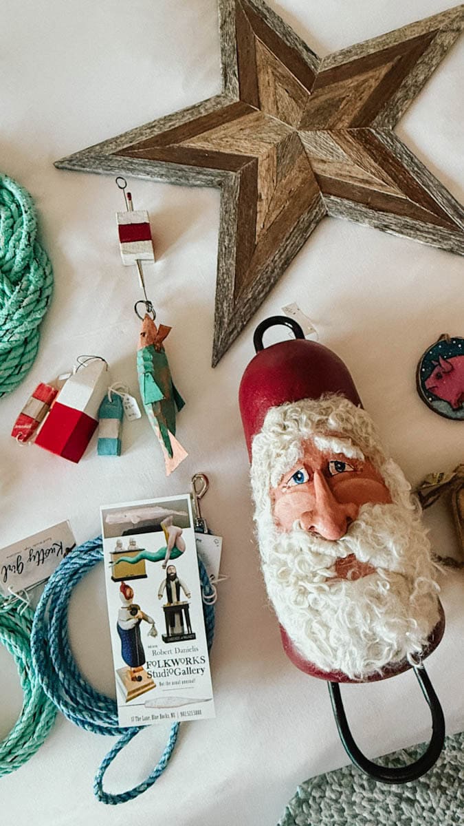 trouvailles et achats locaux sur le lit, folk art, bouée, étoile