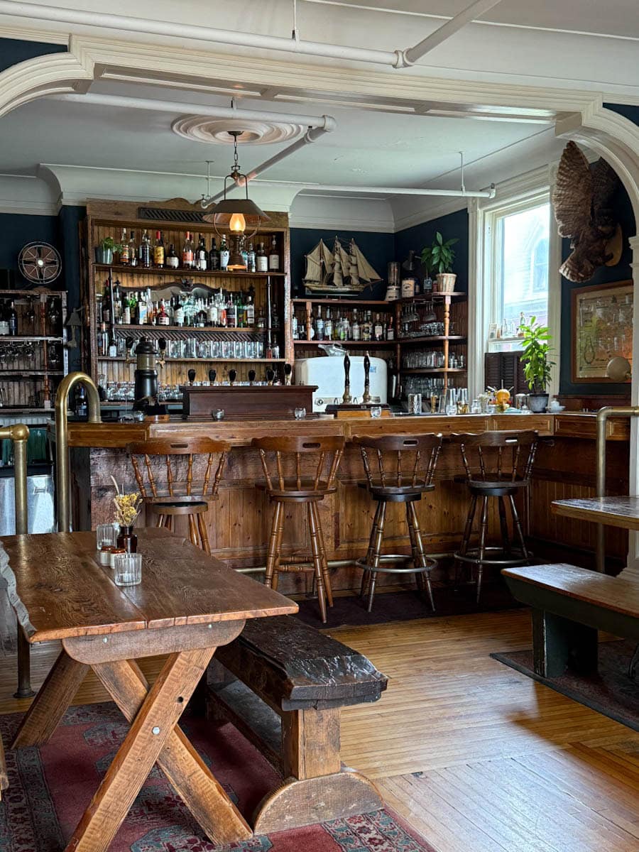 salle à manger au Narrows Public House Halifax