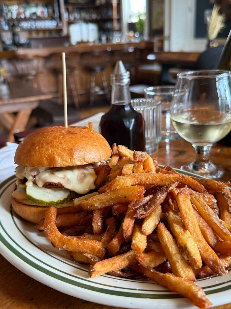 Burger et frites au Narrows Public House Halifax