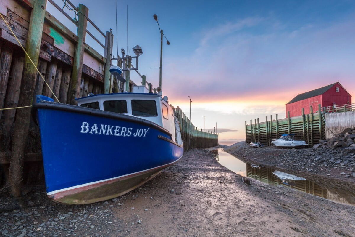 Baie de fundy à marée basse bateau échoué sur le sable
