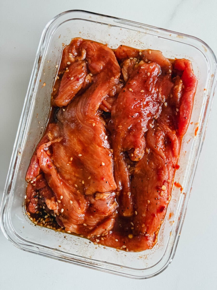 lanieres de porc en marinade dans un plat de verre