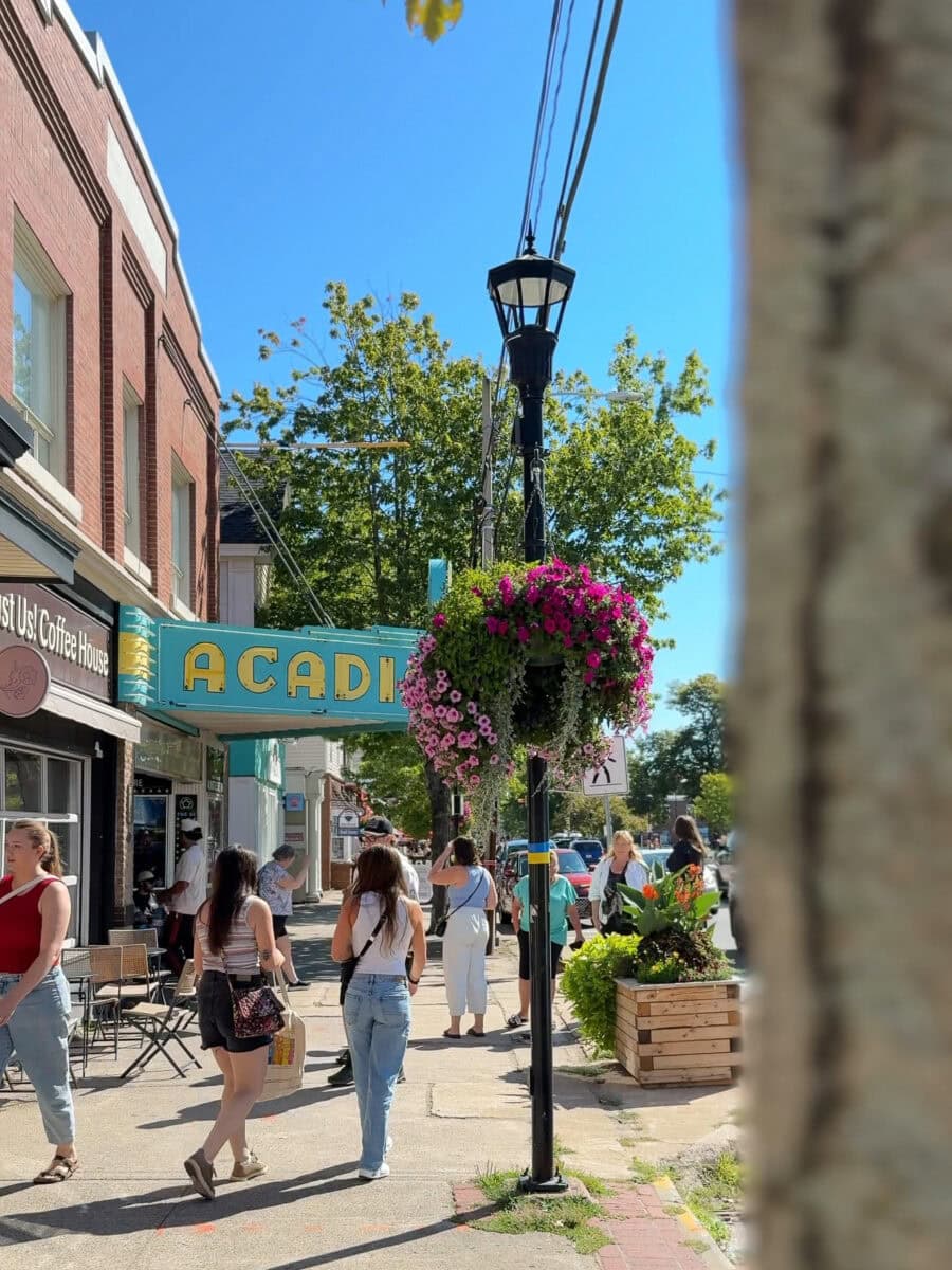 gens marchant sur la rue à Wolfville Nouvelle-Écosse près du cinéma Acadia