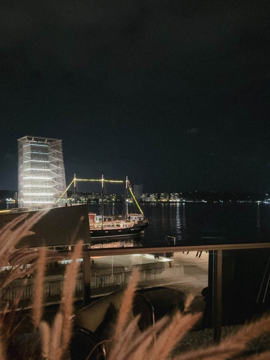 BKS Speakeasy at Muir Hotel Halifax vue sur voilier dans la marine de soir