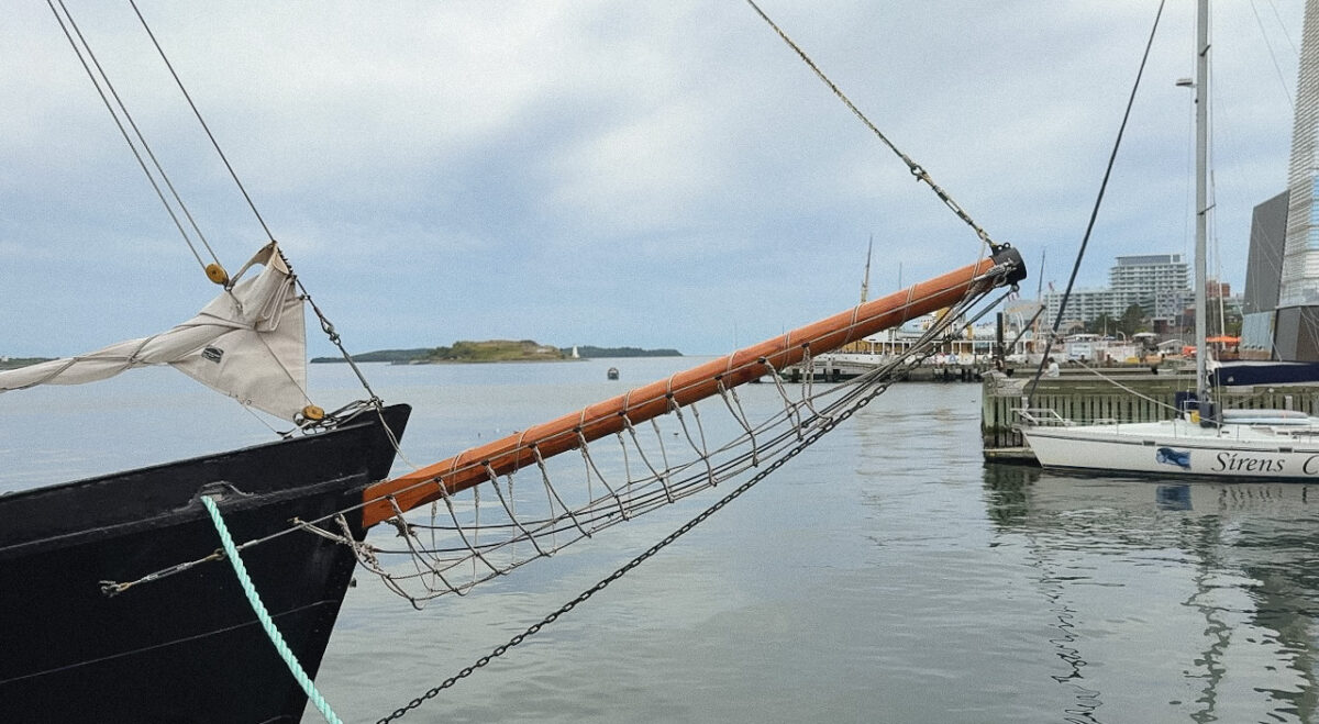 devant de voilier en bois dans la marina de Halifax