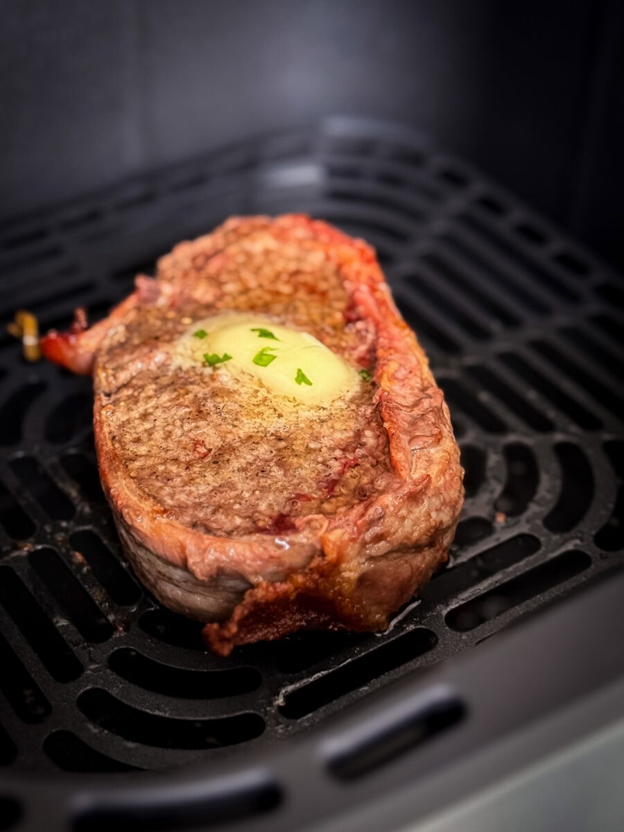 tournedos de boeuf grillé dans l'air fryer avec noix de beurre sur le dessus